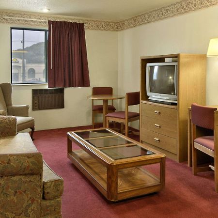 Super 8 Butler Hotel Room photo