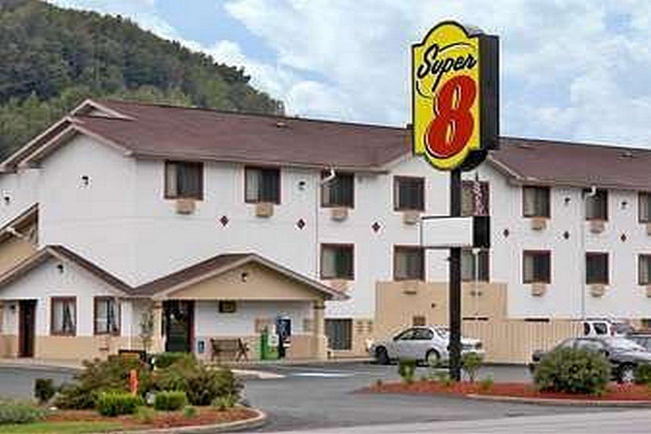 Super 8 Butler Hotel Exterior photo