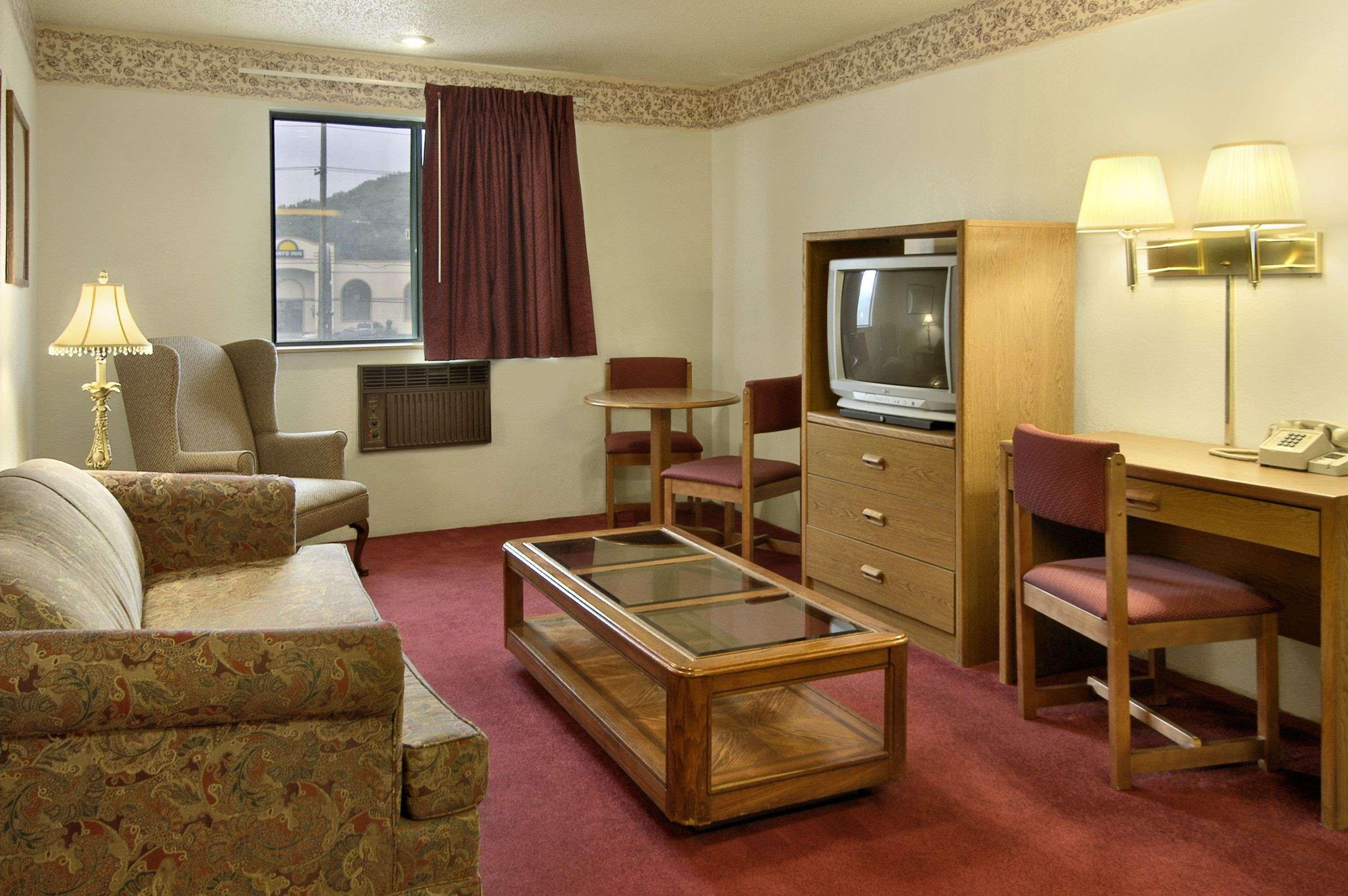 Super 8 Butler Hotel Room photo