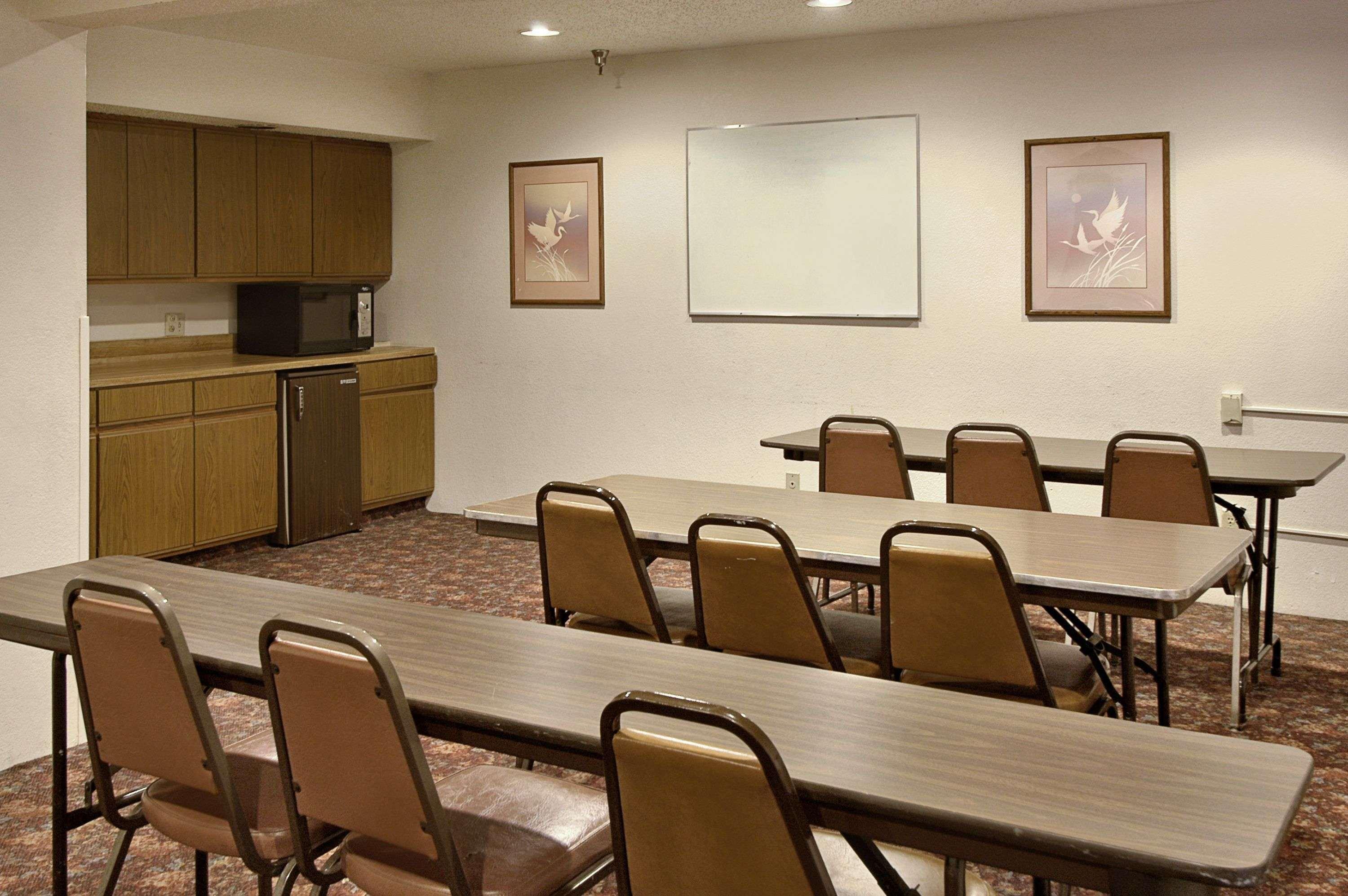 Super 8 Butler Hotel Facilities photo